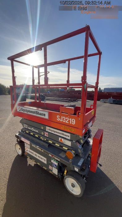 2020 Skyjack SJIII-3219 Solid NM Tires, Half height spring hinged entry gate, Dual Beacons, 800W Inverter