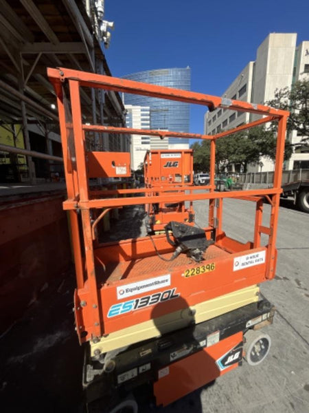 2022 JLG ES1330L