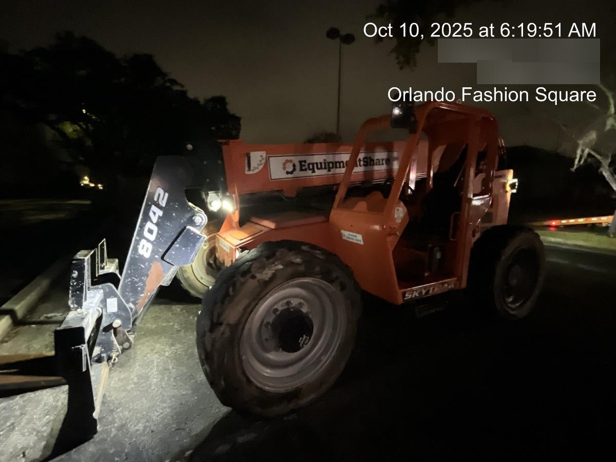 2021 JLG 8042