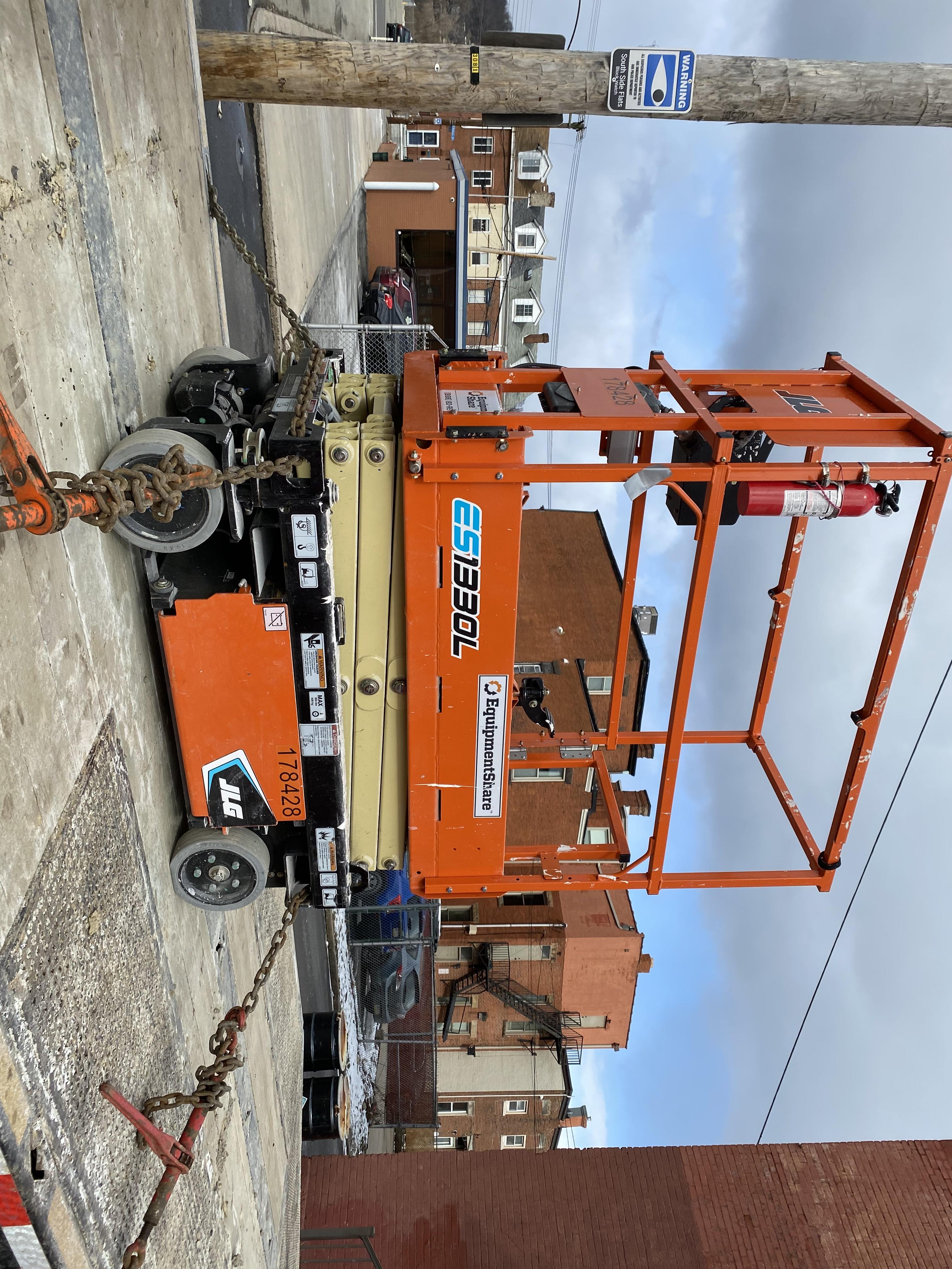 2021 JLG ES1330L
