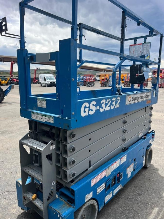 2019 Genie GS-3232 Folding rails with half height swing gate, 800 Amp Inverter