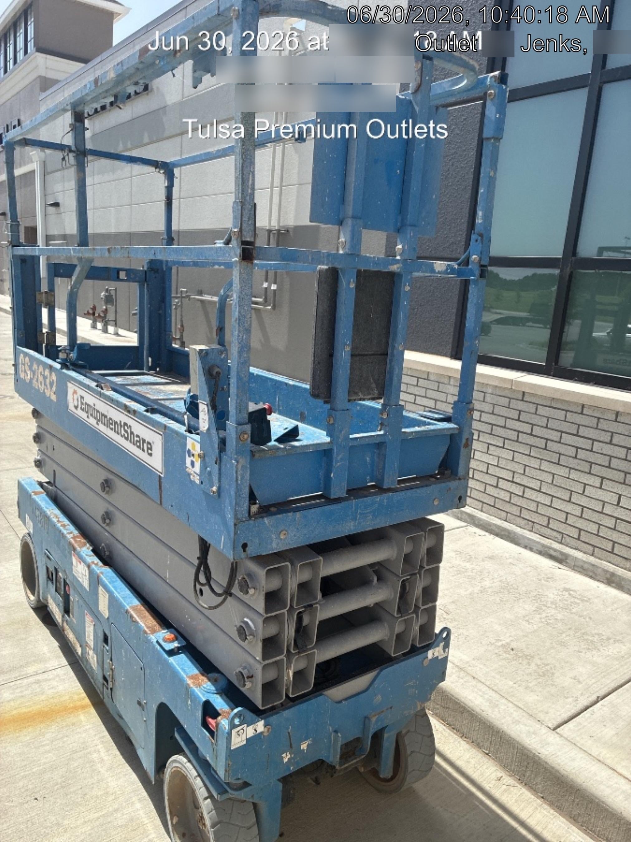 2019 Genie GS-2632 Folding rails with half height swing gate