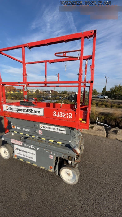 2020 Skyjack SJIII-3219 Solid NM Tires, Half height spring hinged entry gate, Dual Beacons, 800W Inverter