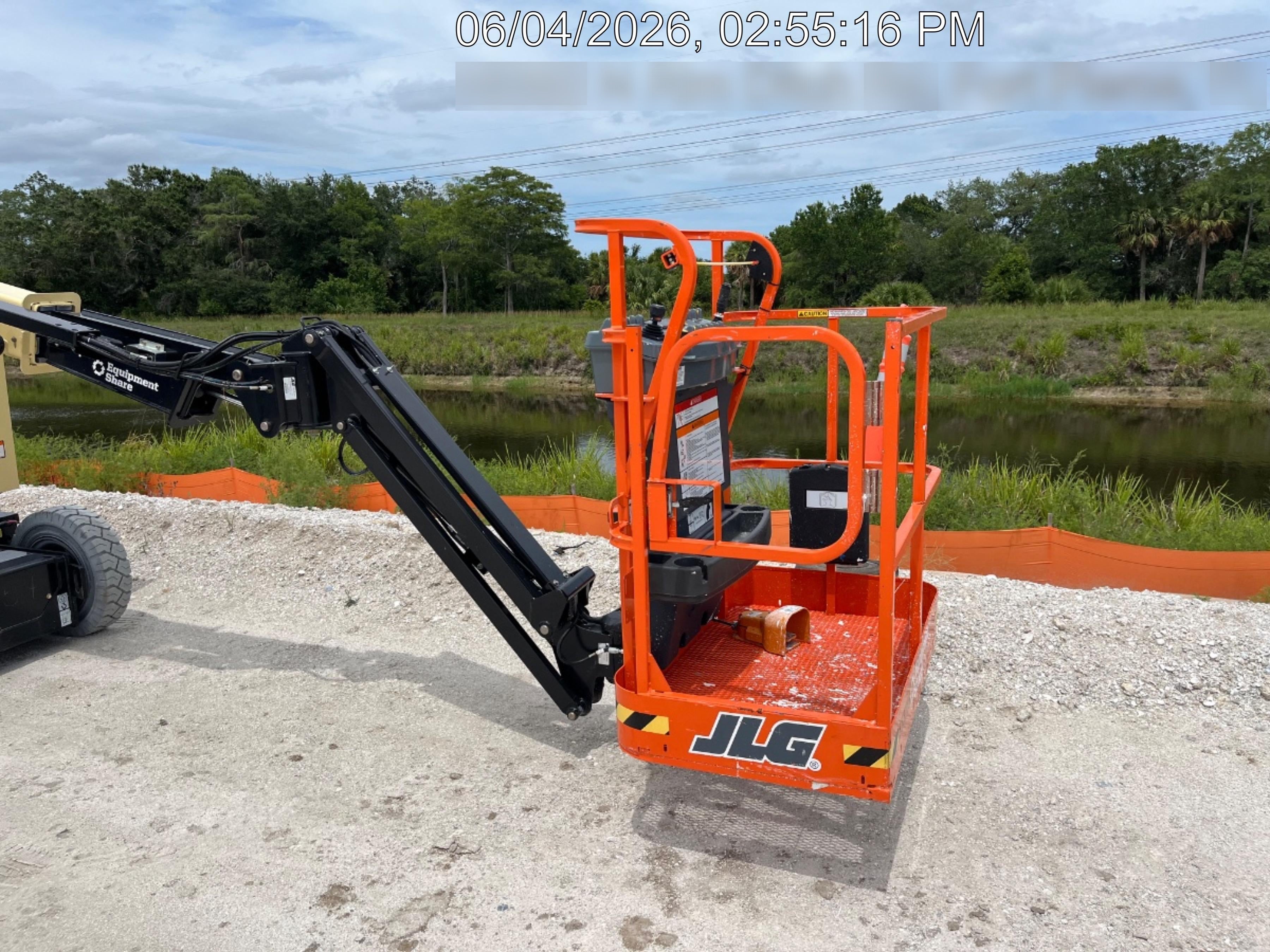 2025 JLG E300AJP