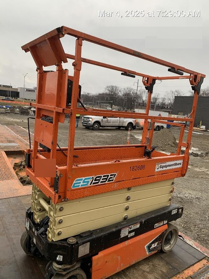 2021 JLG ES1932