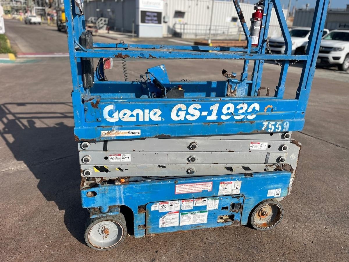 2017 Genie GS-1930 Genie GS-1930 Lift w/Fixed Rail and Chain Entry