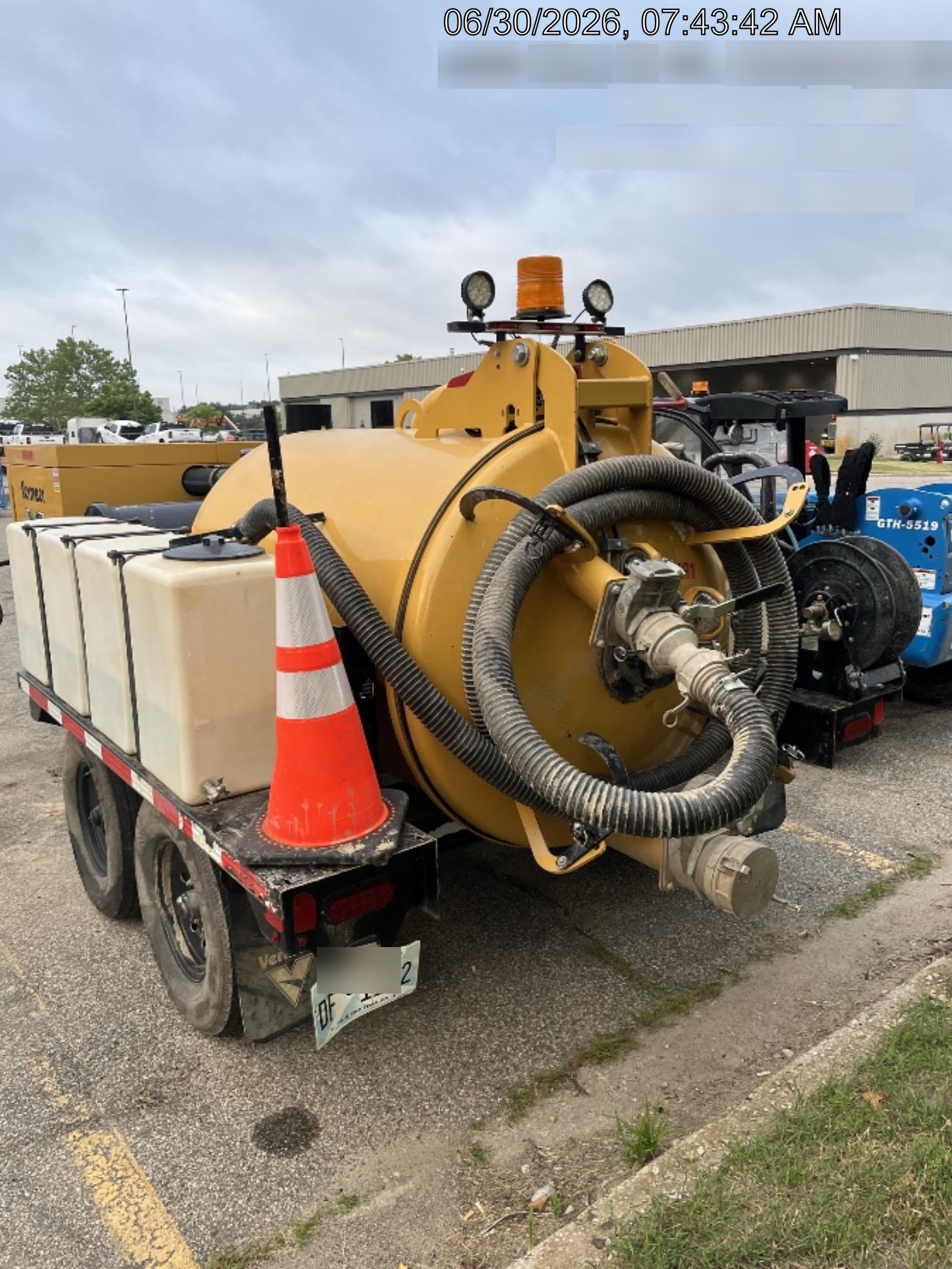 2021 Vac-Tron LP573XDT T4 Koehler Diesel Engine, 500 Gallon Debris Tank, x2 100 Gallon Water Tanks