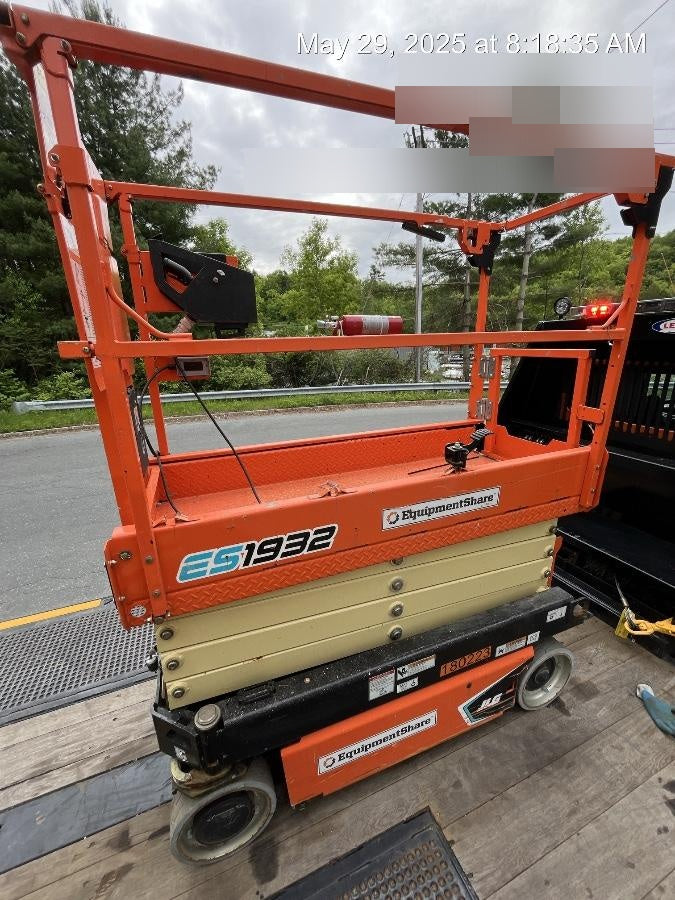 2021 JLG ES1932