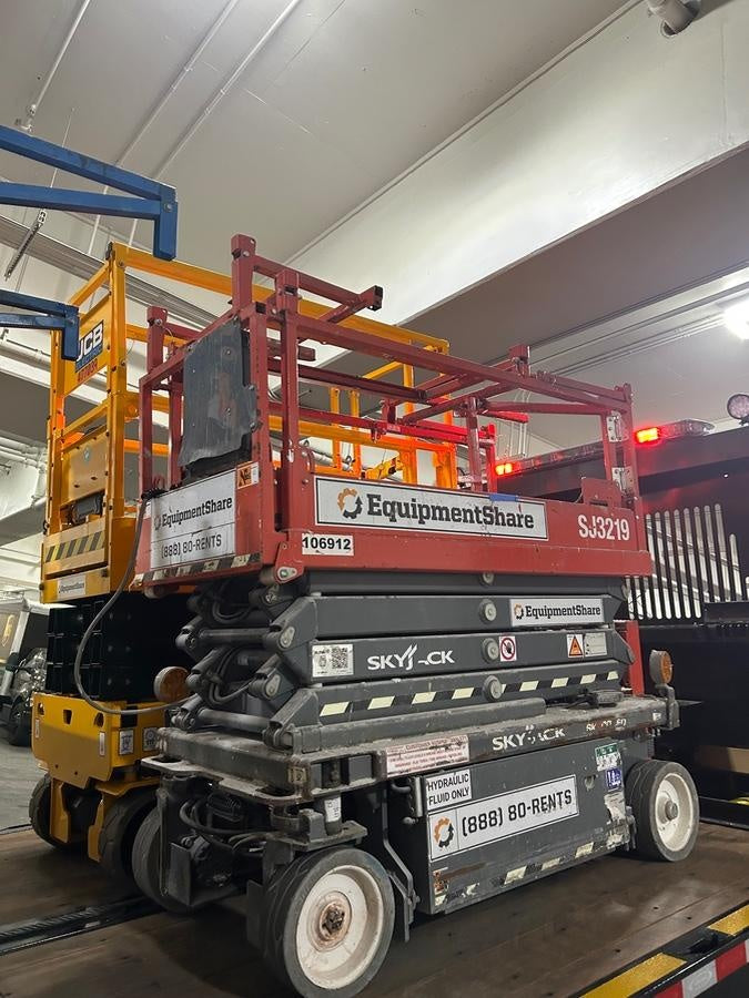 2020 Skyjack SJIII-3219 Solid NM Tires, Half height spring hinged entry gate, Dual Beacons, 800W Inverter