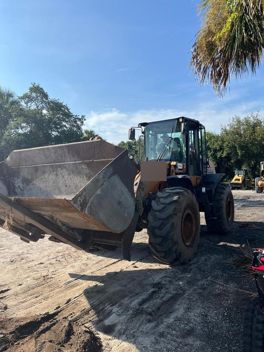 2016 Case 821F CLOSED CAB, JRB 418 STYLE HYD COUPLER