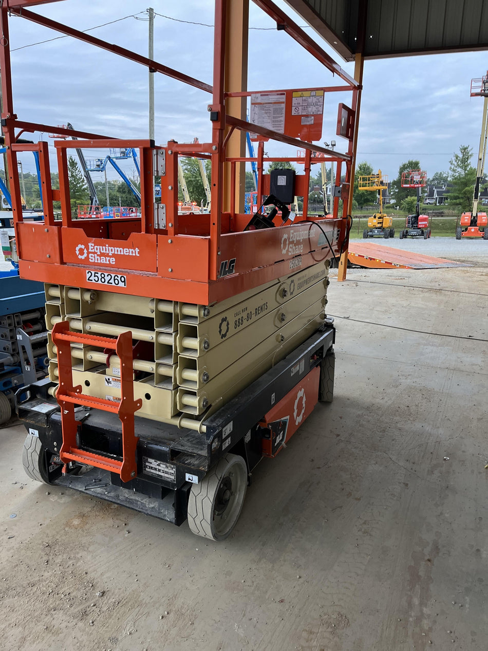2022 JLG ES3246