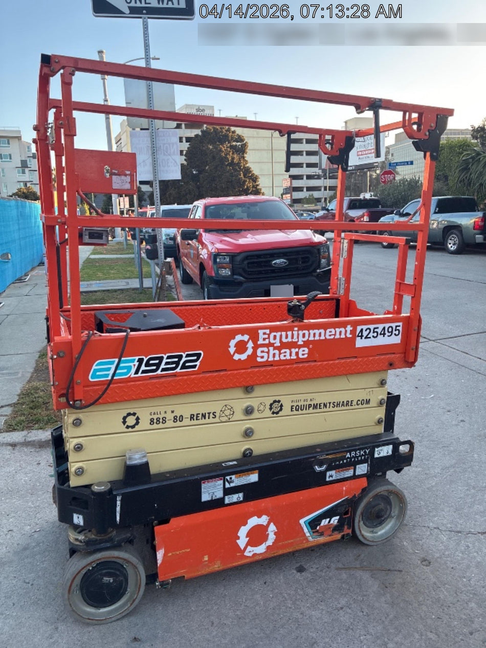 2024 JLG ES1932