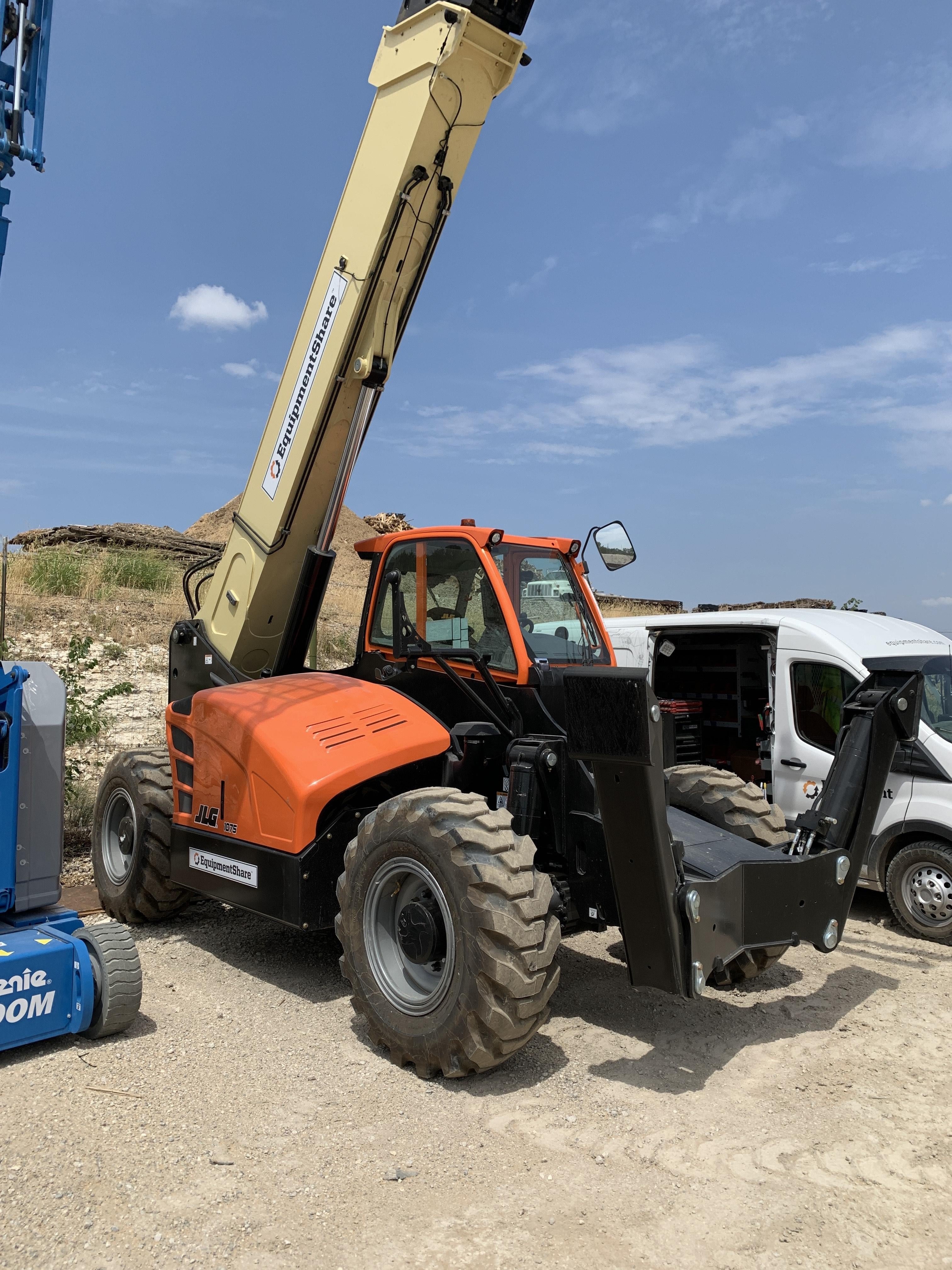2022 JLG 1075