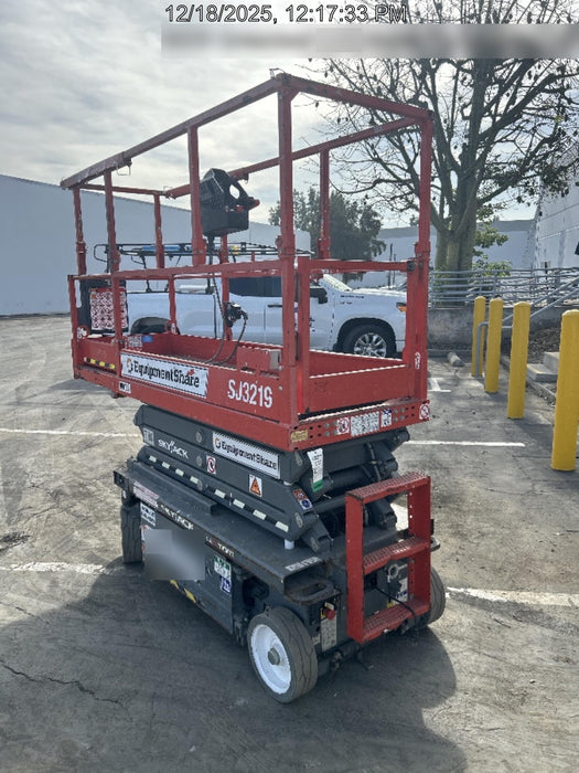 2020 Skyjack SJIII-3219 Solid NM Tires, Half height spring hinged entry gate, Dual Beacons, 800W Inverter