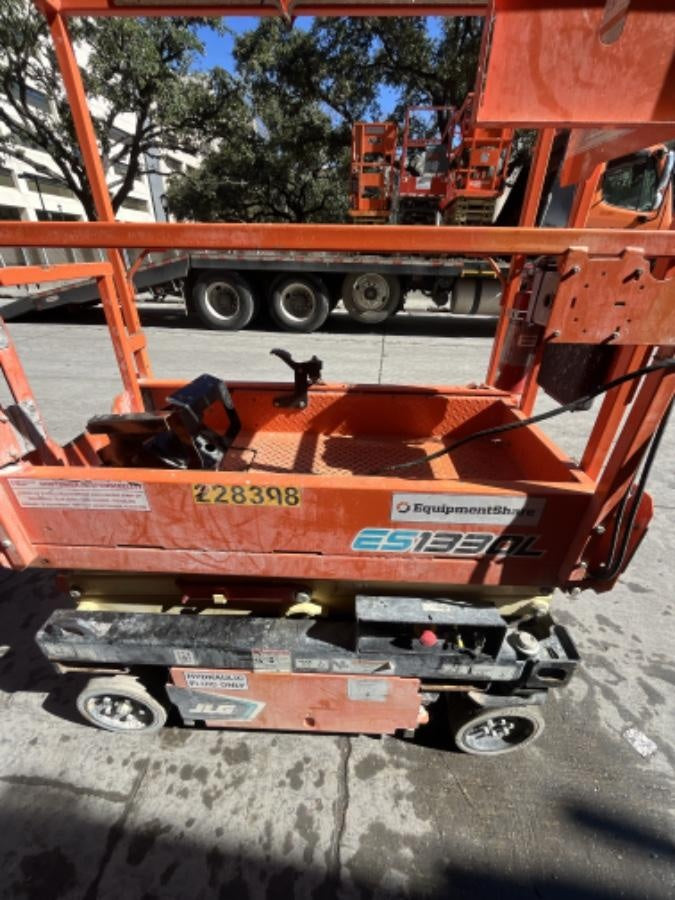2022 JLG ES1330L