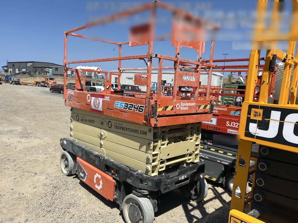 2022 JLG ES3246