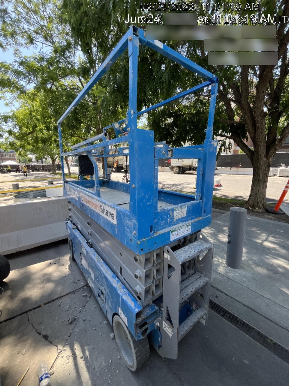 2019 Genie GS-2632 Folding rails with half height swing gate