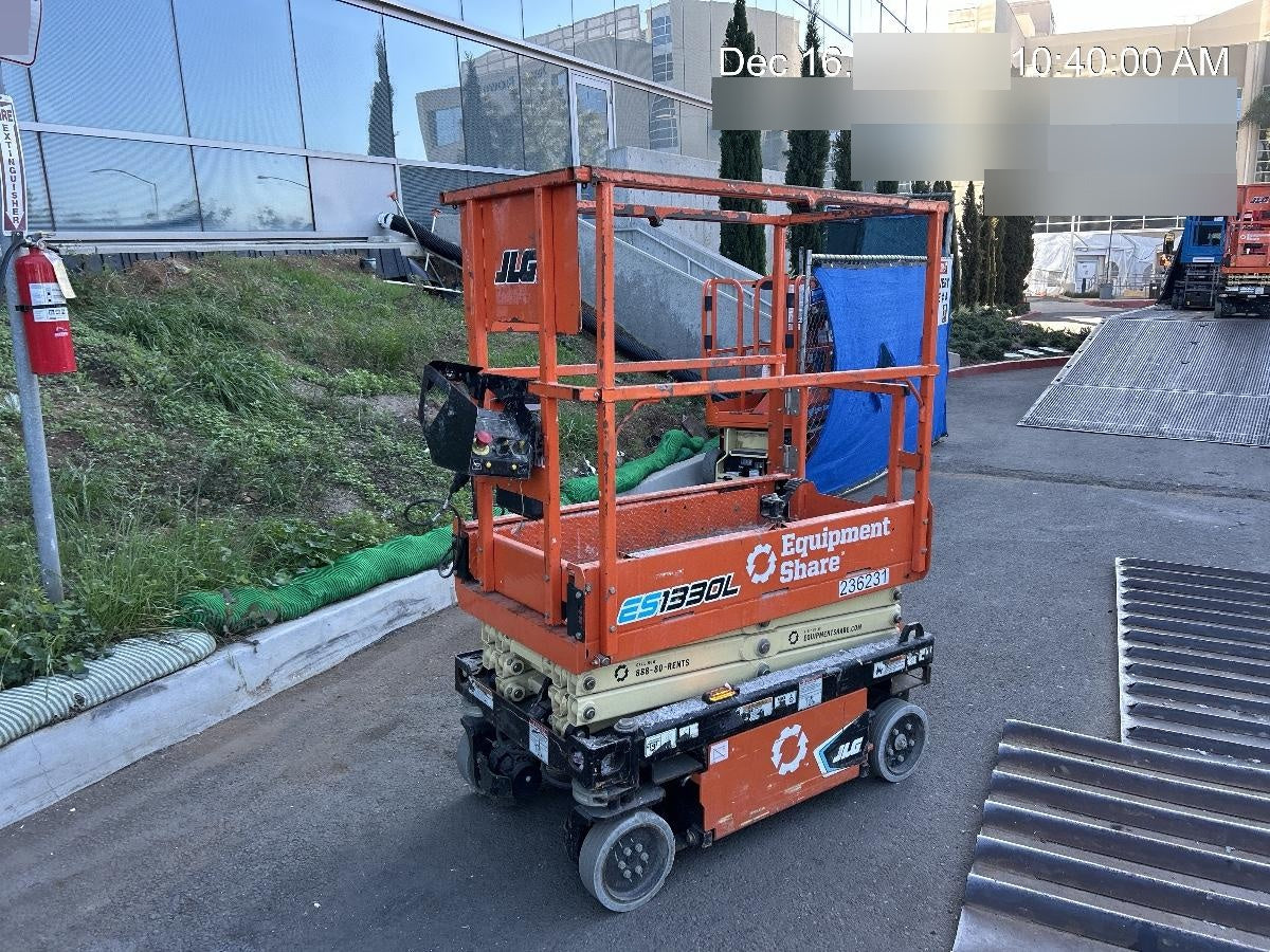 2022 JLG ES1330L