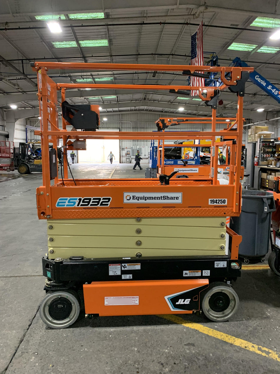 2021 JLG ES1932