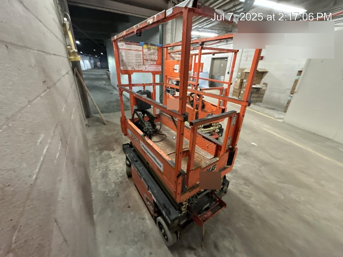2021 JLG ES1330L