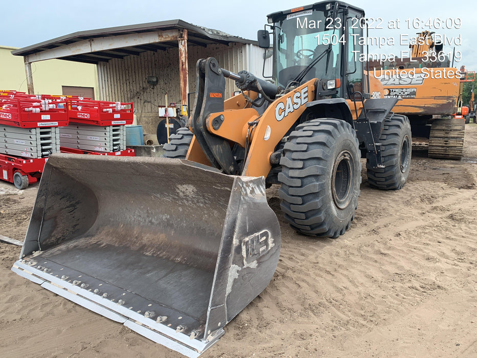 2018 Case 821G CLOSED CAB, JRB 418 STYLE HYD COUPLER