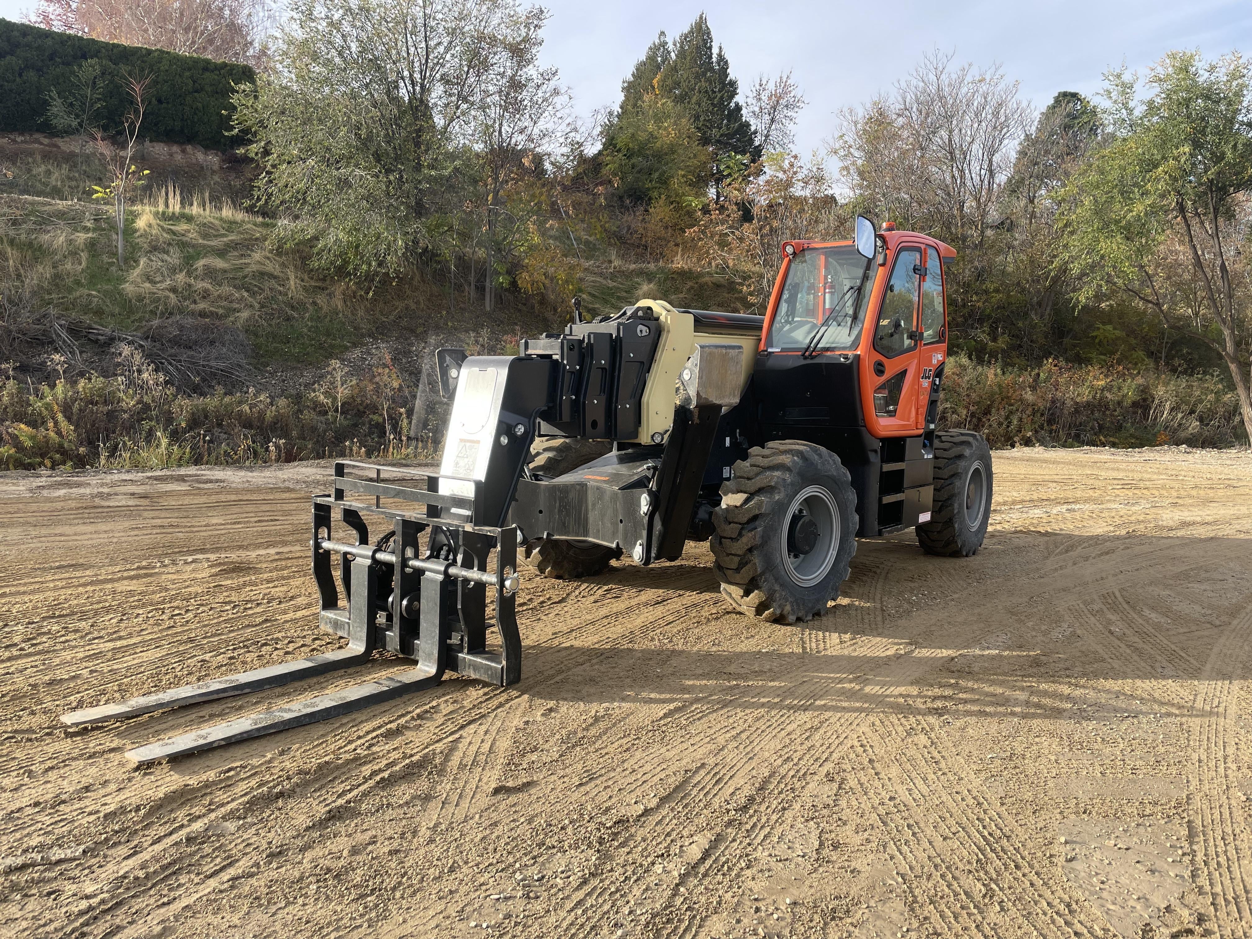 2021 JLG 1075