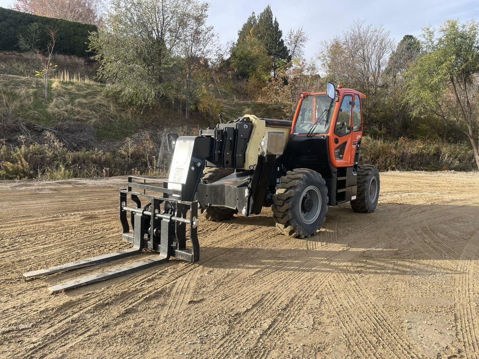 2021 JLG 1075