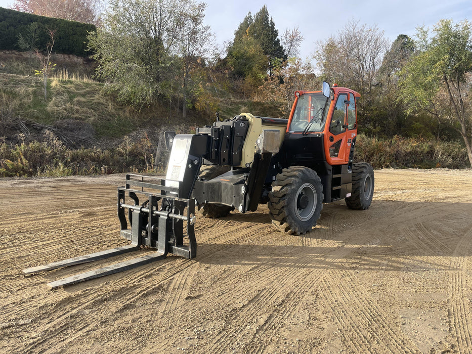 2021 JLG 1075