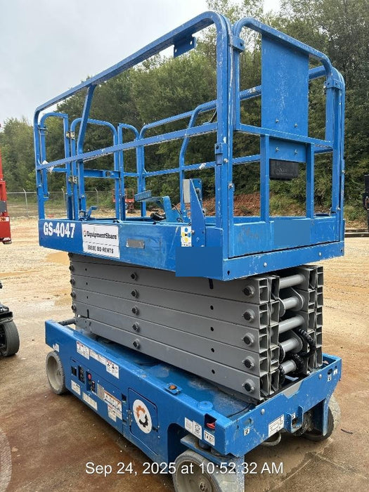 2019 Genie GS-4047 Folding rails with half height swing gate