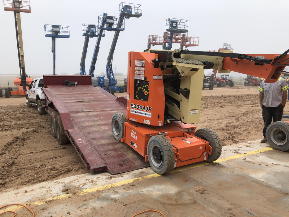 2019 JLG E300AJP