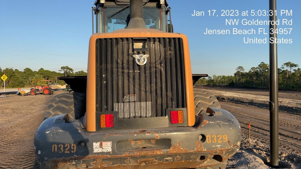 2017 Case 821G CLOSED CAB, JRB 418 STYLE HYD COUPLER