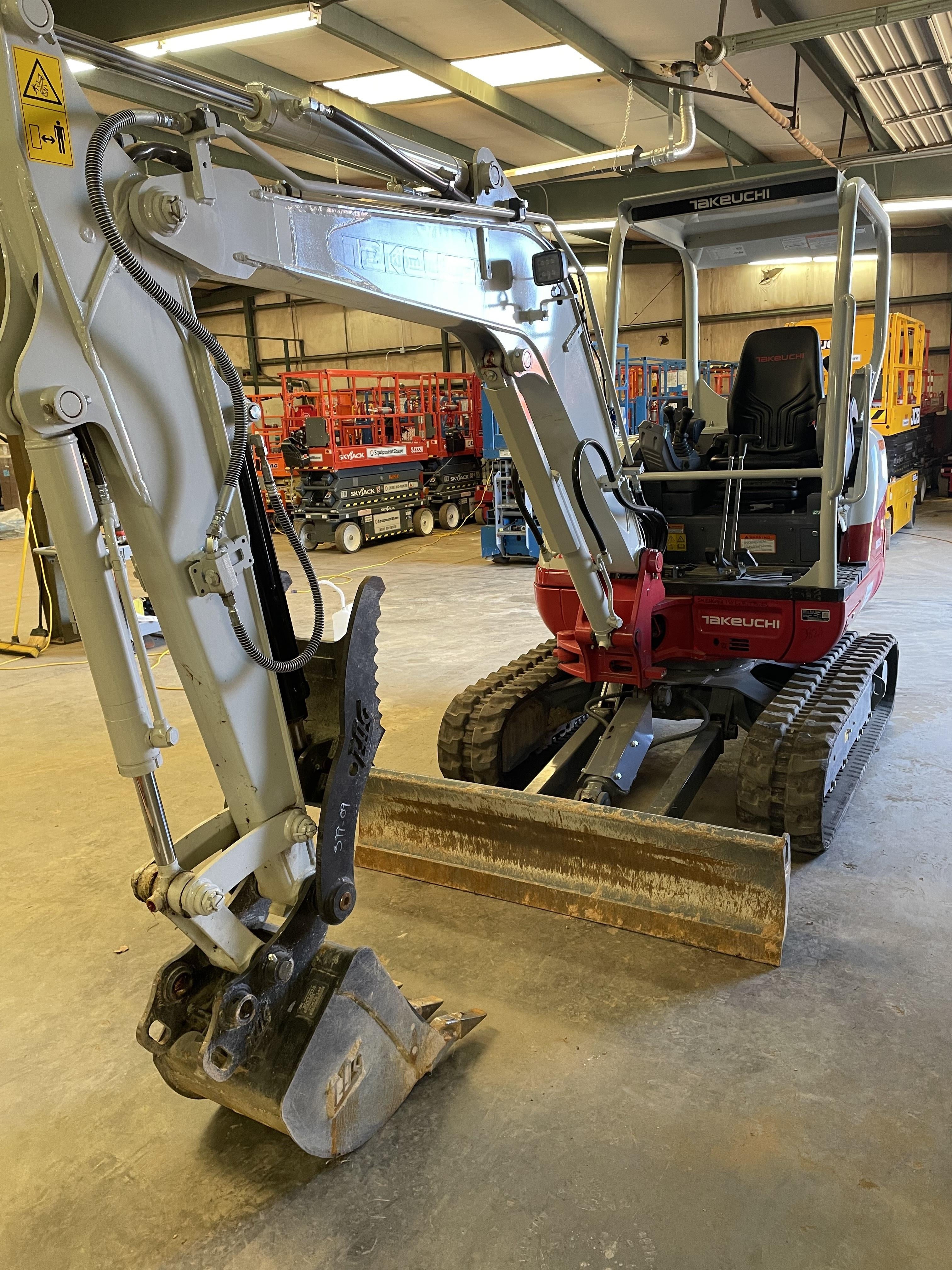 2022 TAKEUCHI TB235-2R