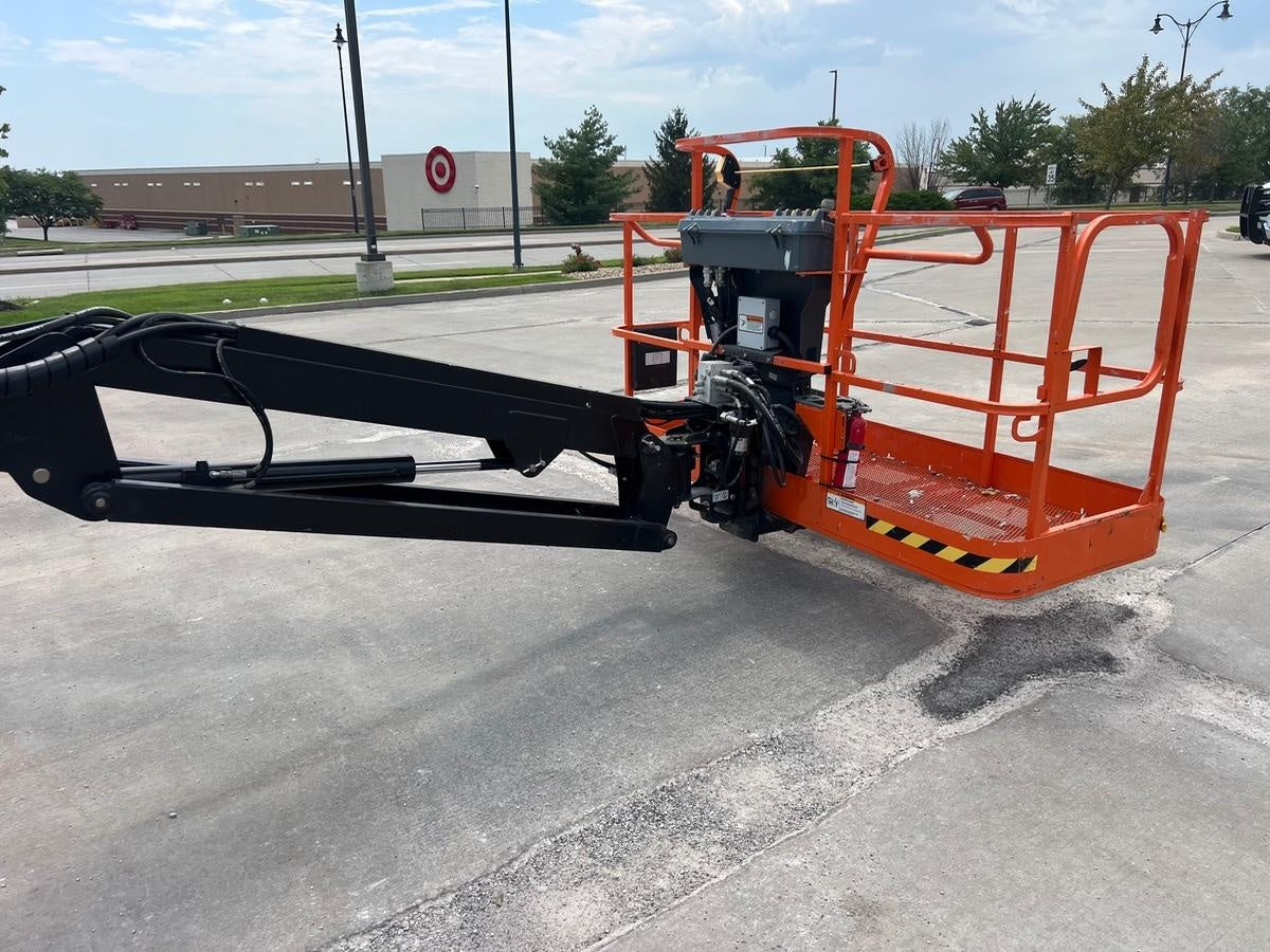 2023 JLG 660SJ