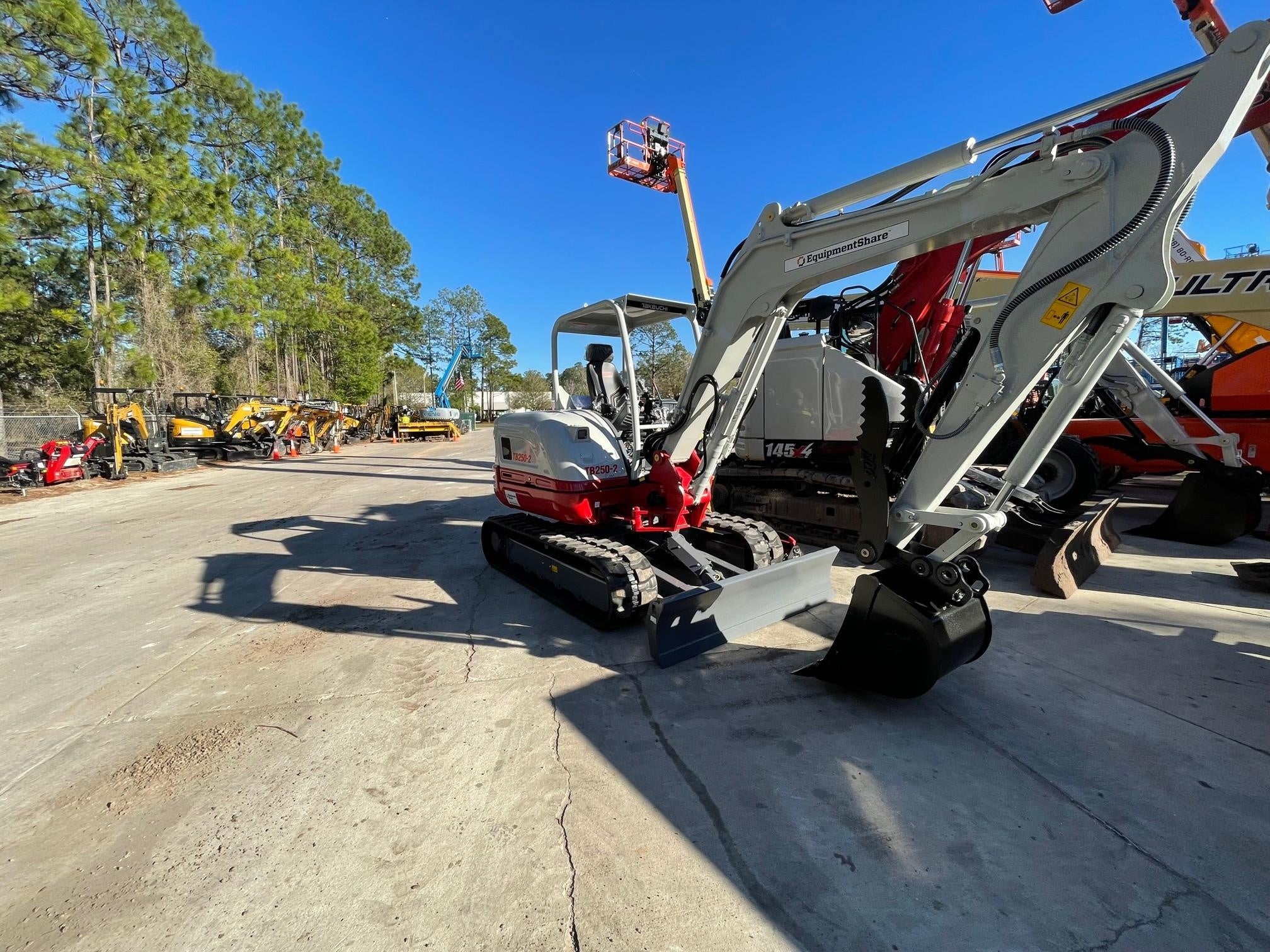 2023 TAKEUCHI TB250-2R