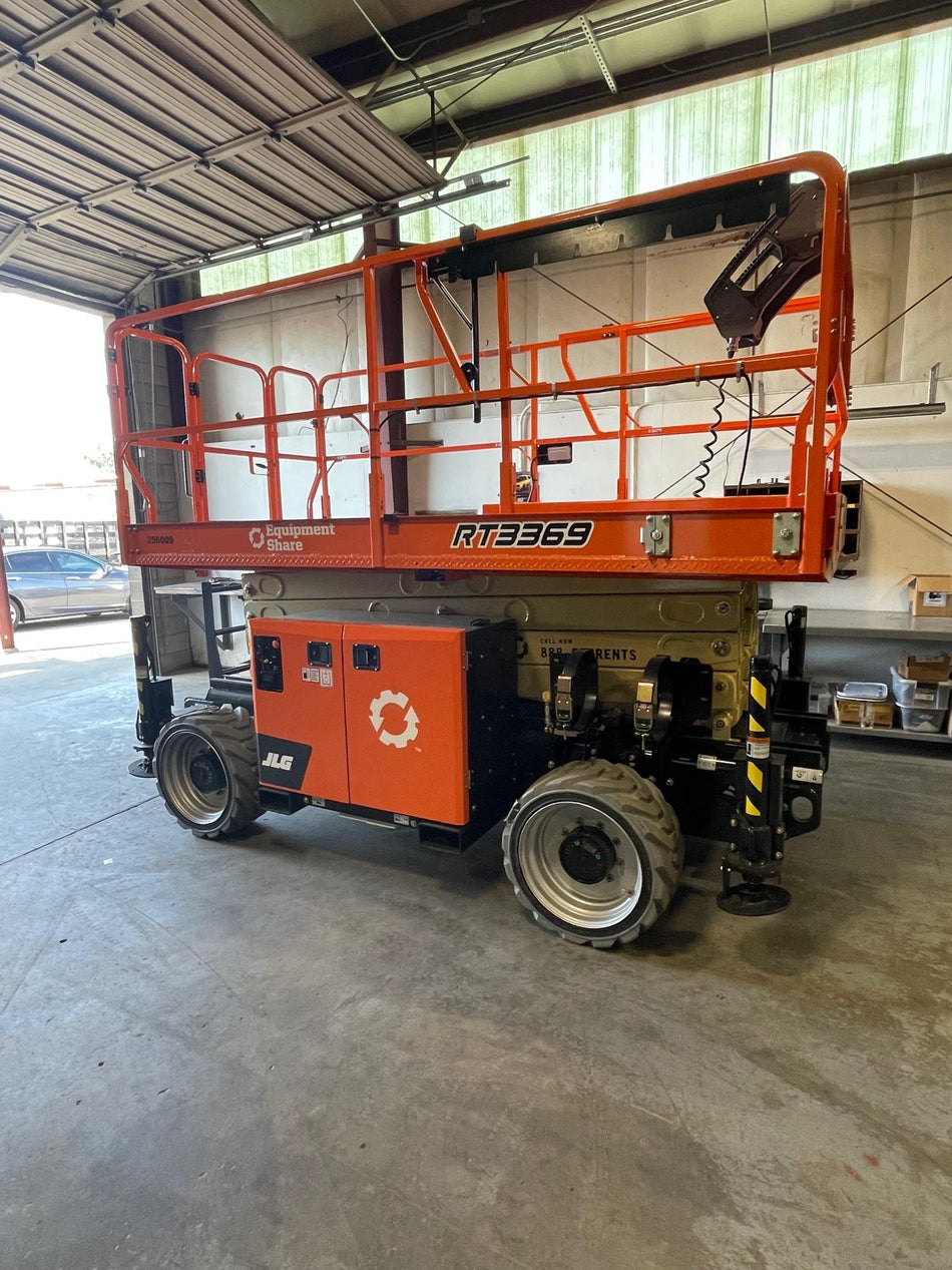 2022 JLG RT3369