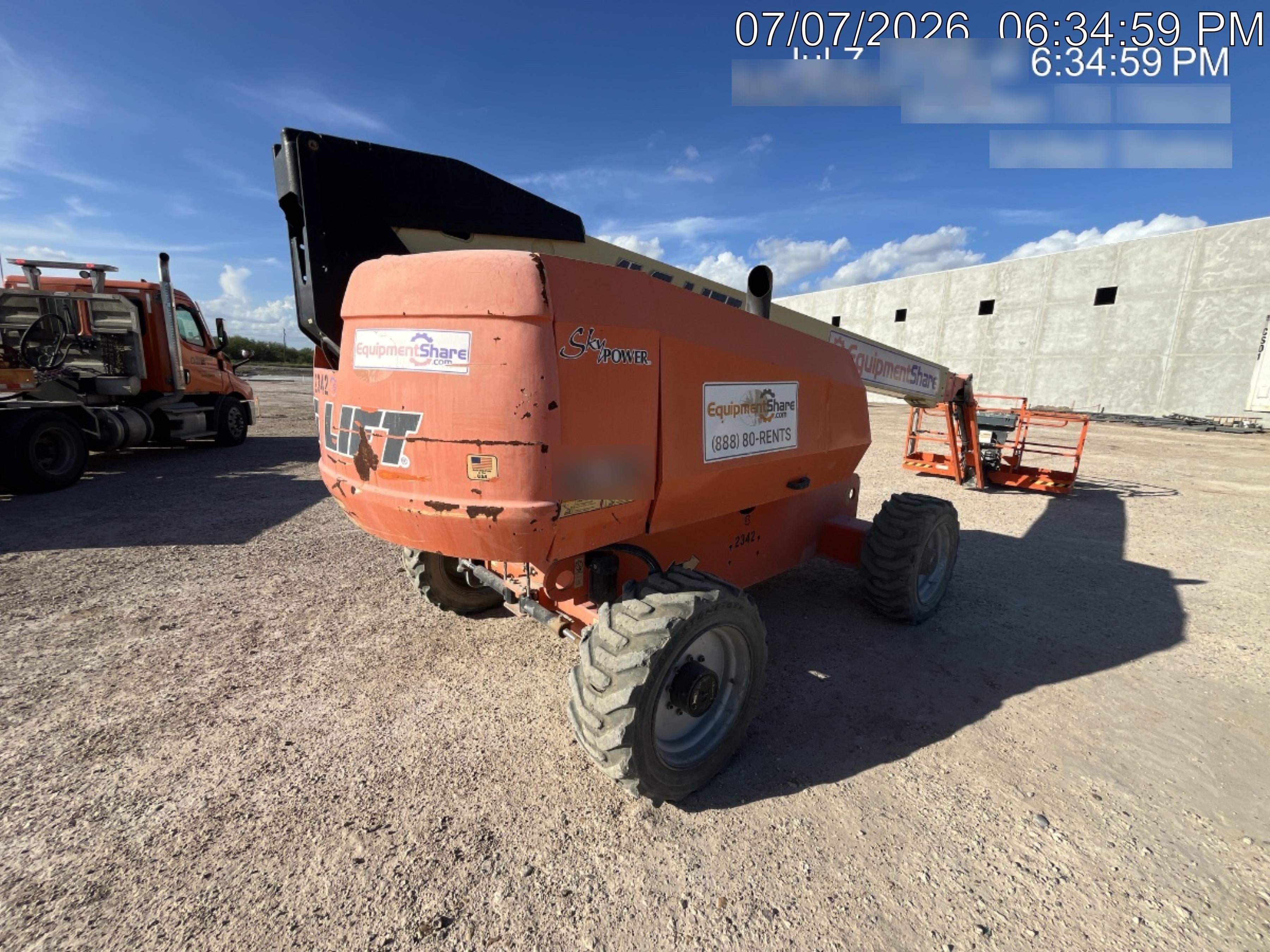 2017 JLG 660SJ