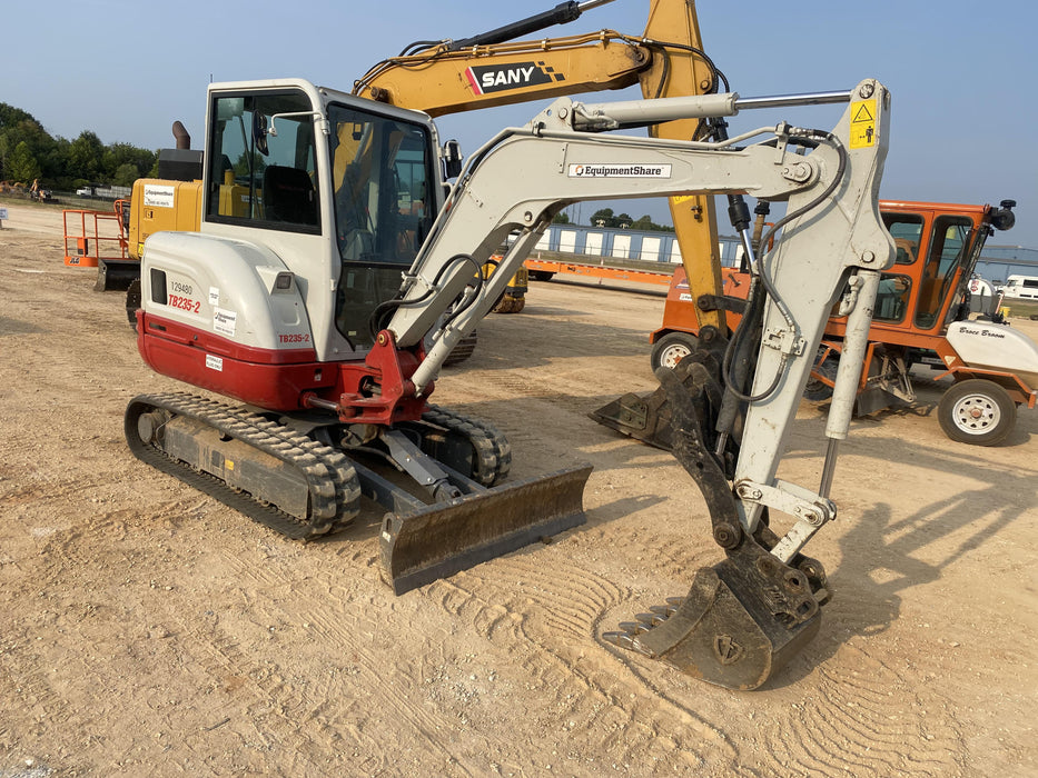2021 TAKEUCHI TB235-2R