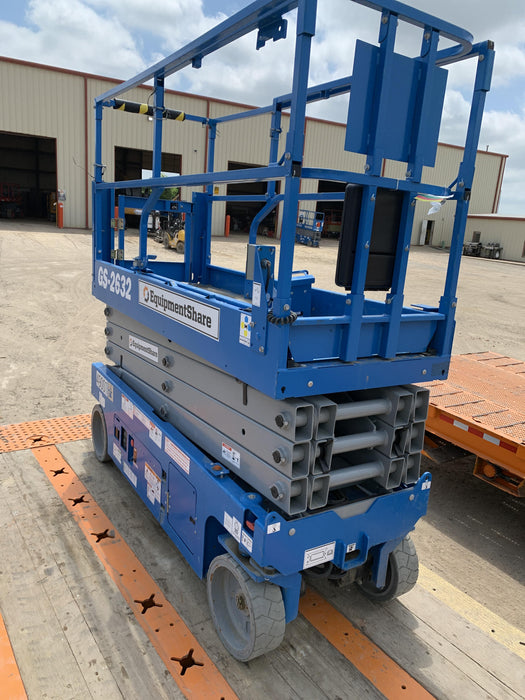 2019 Genie GS-2632 Folding rails with half height swing gate