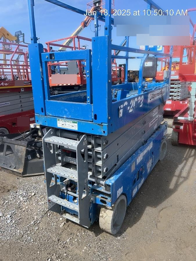 2020 Genie GS-2632 Solid NM Tires, Folding Rails with half-height swing gate, Beacon