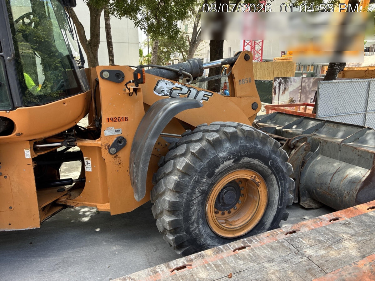 2016 Case 821F CLOSED CAB, JRB 418 STYLE HYD COUPLER
