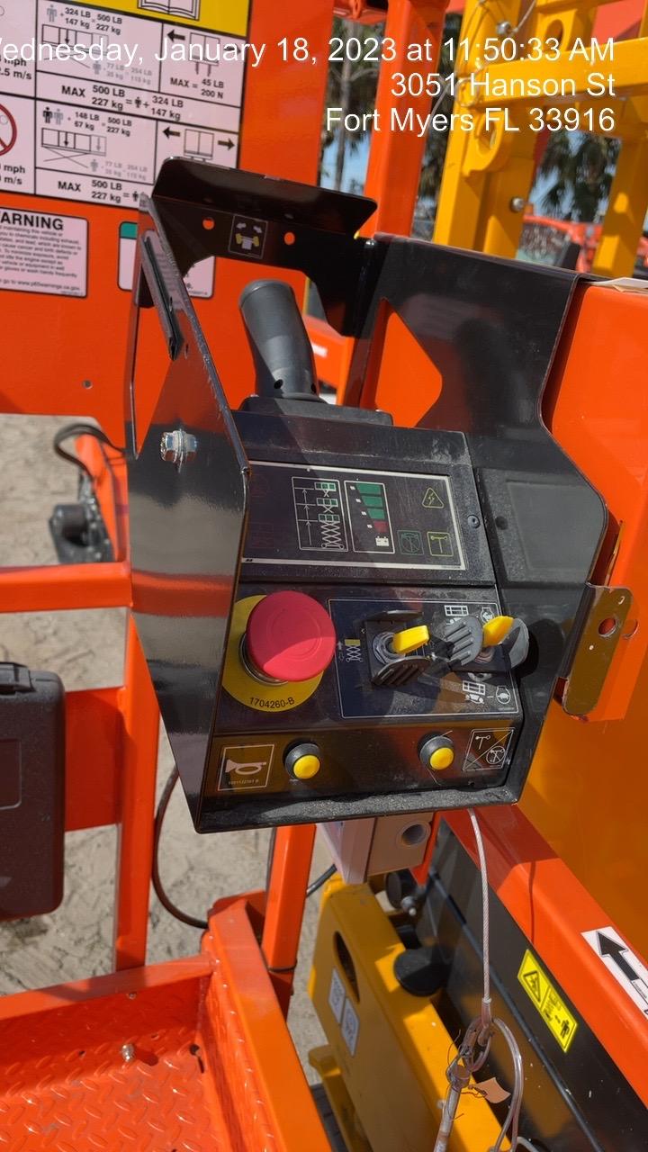 2022 JLG ES1330L