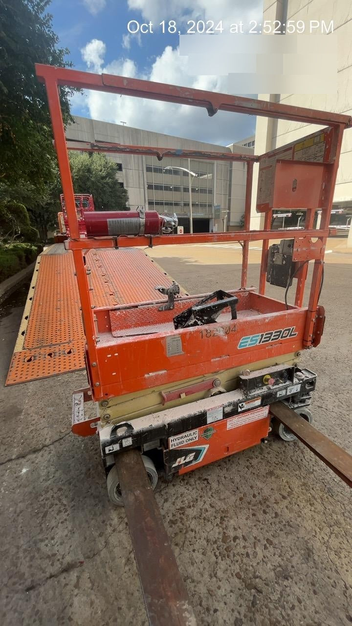 2021 JLG ES1330L
