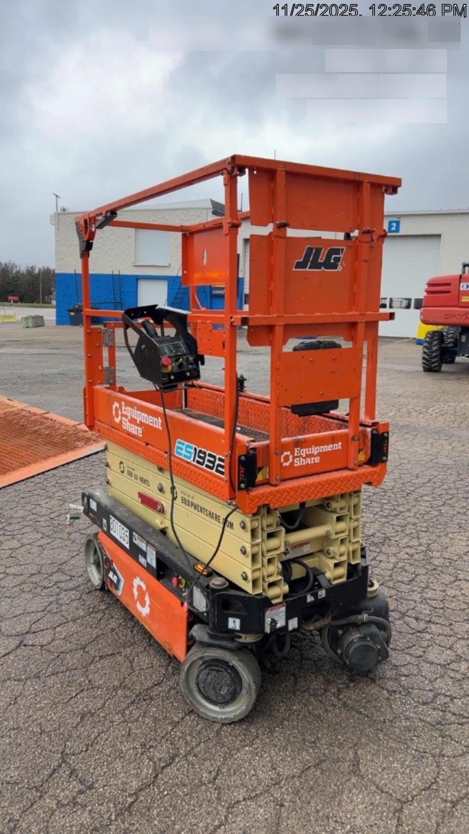 2023 JLG ES1932