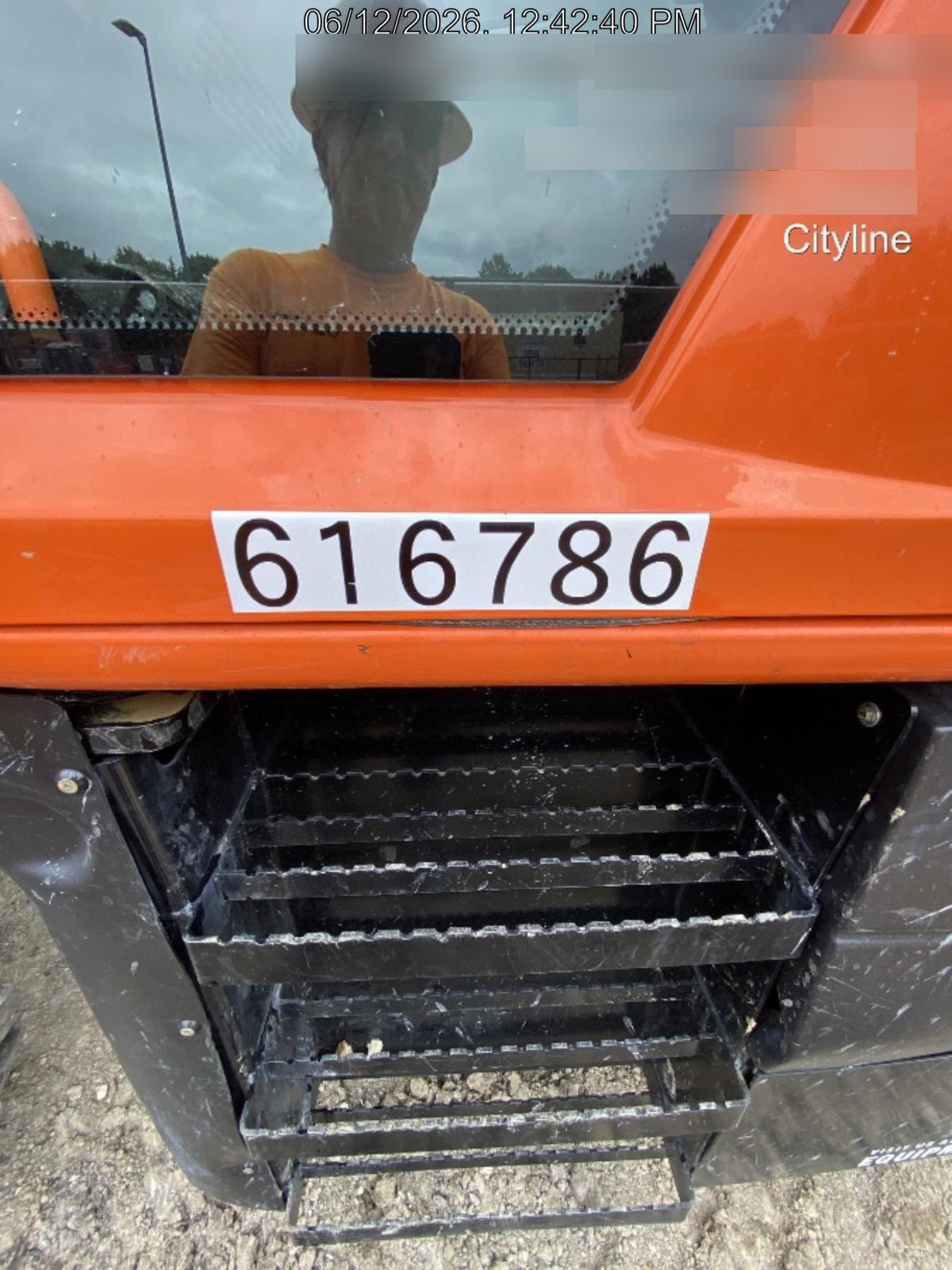 2025 JLG 1075