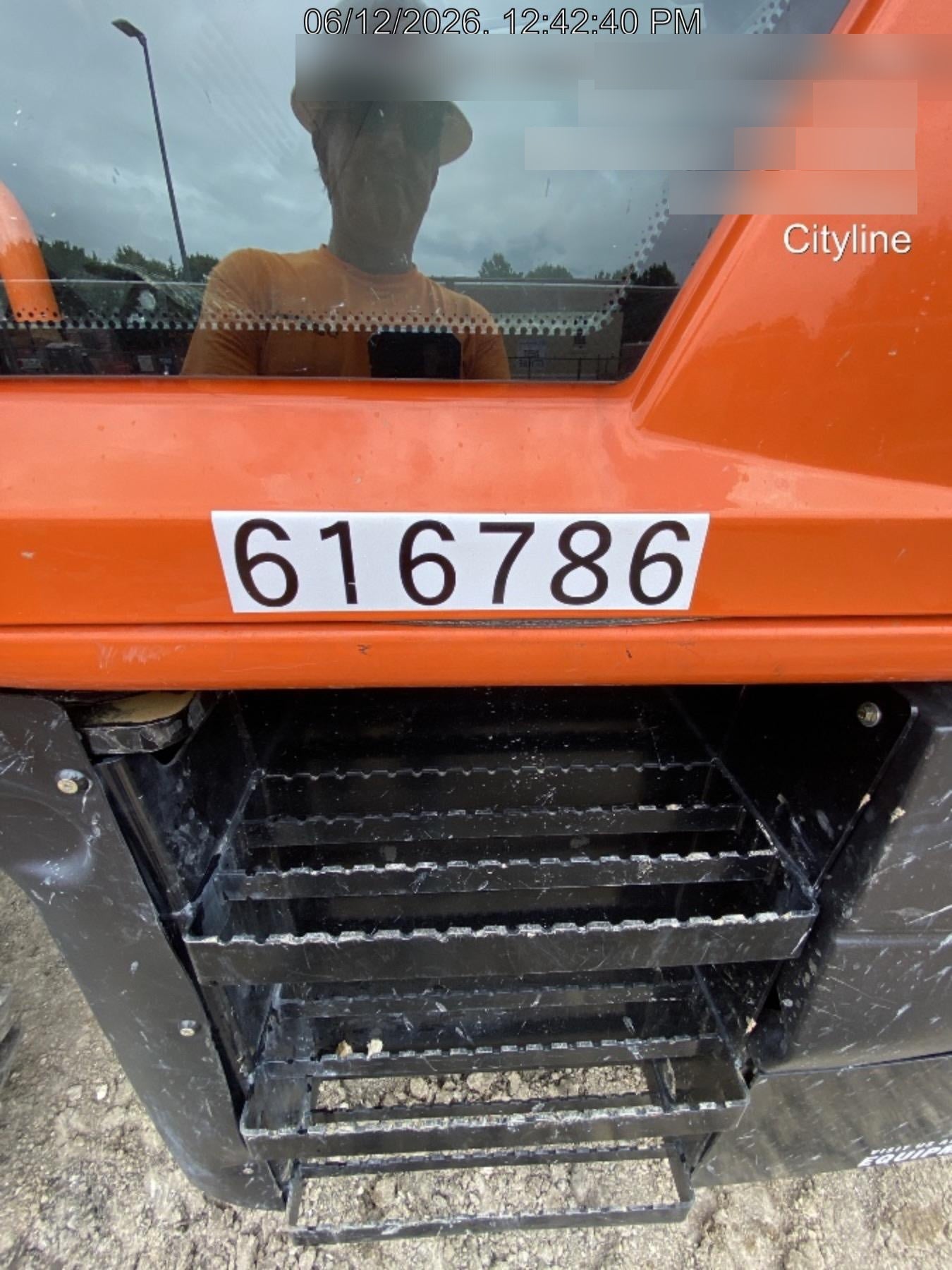 2025 JLG 1075