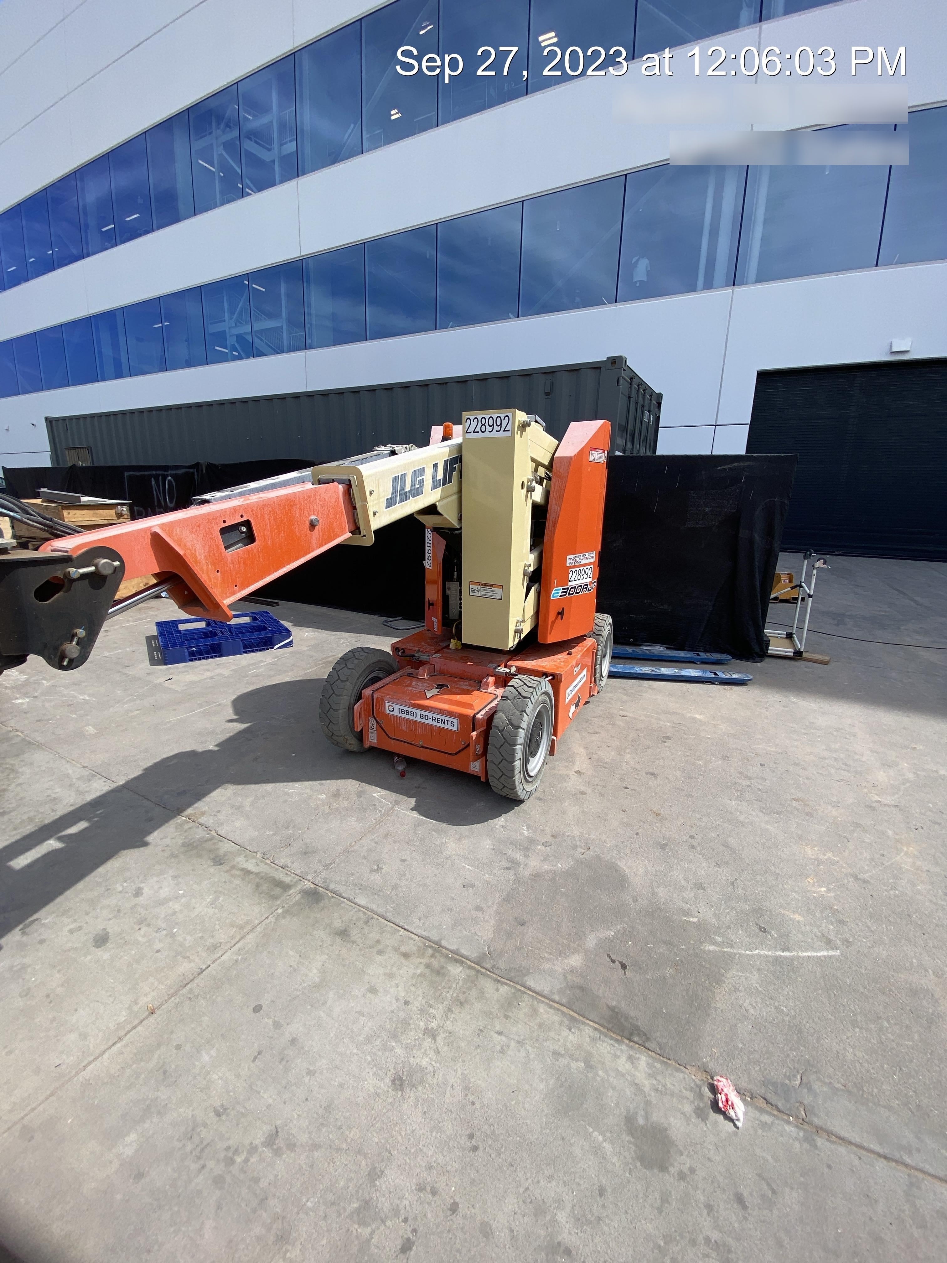 2022 JLG E300AJP