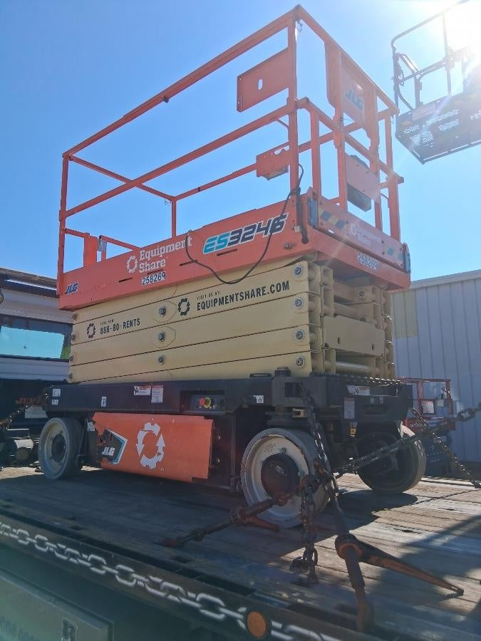2022 JLG ES3246
