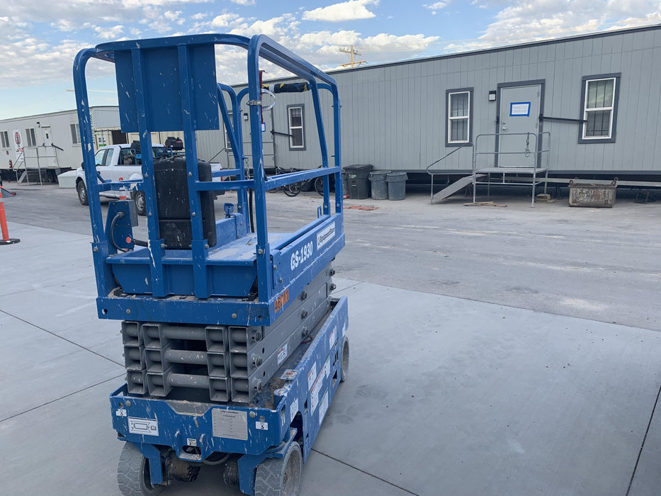 2019 Genie GS-1930 Fixed rails with chain Entry