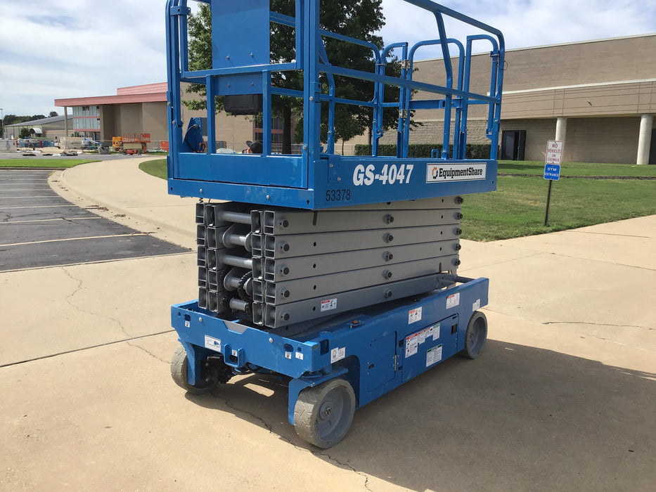 2019 Genie GS-4047 Folding rails with half height swing gate