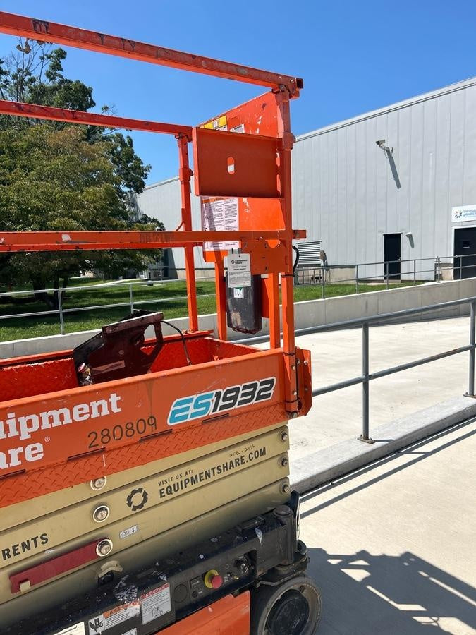 2022 JLG ES1932